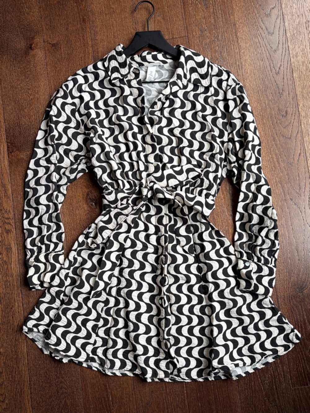H&M Black and White Wave-Print Long Sleeve Shirt Dress